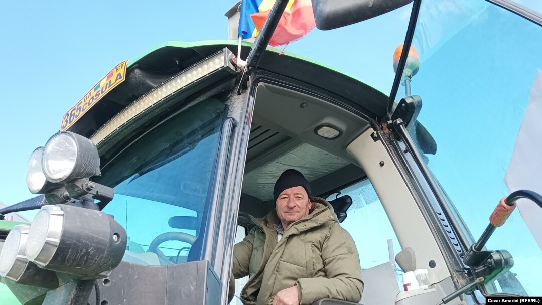 Gheorghe Fifea din Botoșani a pierdut semănătoarea abia cumpărată după ce a întârziat plata ratelor bancare pentru că nu și-a primit la timp subvenția oferită de stat agricultorilor.