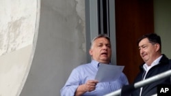 Orbán Viktor és Mészáros Lőrinc egy futballmérkőzésen a felcsúti Pancho Arénában 2019. május 19-én