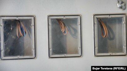 Një ndërtesë banimi në Mitrovicë të Veriut, ku nuk ka fare njehsorë të energjisë elektrike.