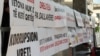 Disa nga pankartat nga protesta e së mërkurës të vendosura në dyert e Gjykatës Themelore dhe Prokurorisë në Tetovë.