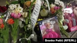Igračke i cveće koje su građani Bora ostavili u centru tog grada za dvogodišnju Danku koja je, prema saopštenju policije, usmrćena automobilom na istoku Srbije, 4.4. 2024.
