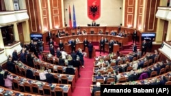 Deputetët e Shqipërisë gjatë votimit në një seancë plenare në shkurt të vitit 2024. 