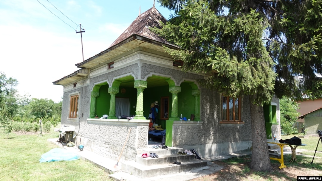 Înainte de a începe adopția, soții Bălan au cumpărat o casă la țară, devenită între timp locul de distracție al copiilor lor.