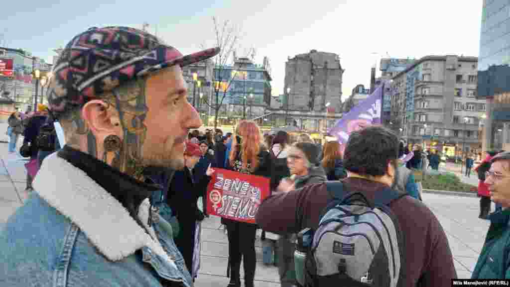 Aktivista iz Novog Sada Bojan Šovljanski, jedan od učesnika protesta, ukazao je u razgovoru za RSE na ugrožavanje slobode žena u Vojvodini kroz običajno pravo. &quot;U Vojvodini (na severu Srbije) i dalje postoji običajno pravo kod nasledstva, gde je žena samo zbog svog roda isključena ili prinuđena da prepusti svoje pravo na nasledstvo, a to se desilo i u mojoj porodici, i u nizu primera ljudi oko mene