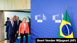 Brazilski predsednik Lula da Silva sa predsednicom Evropske komisije Ursulom fon der Lajen u Briselu, pred početak samita EU - CELAC u ponedeljak, 17. jula
