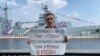 В Петербурге задержали активиста, вставшего в пикет у десантного корабля
