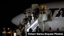 Avionul cu primul grup de români evacuaţi din Fâşia Gaza și familiilor lor a aterizat, pe 8 noiembrie, puțin înainte de ora 22:00, în Romania, la Baza 90 de la Otopeni.