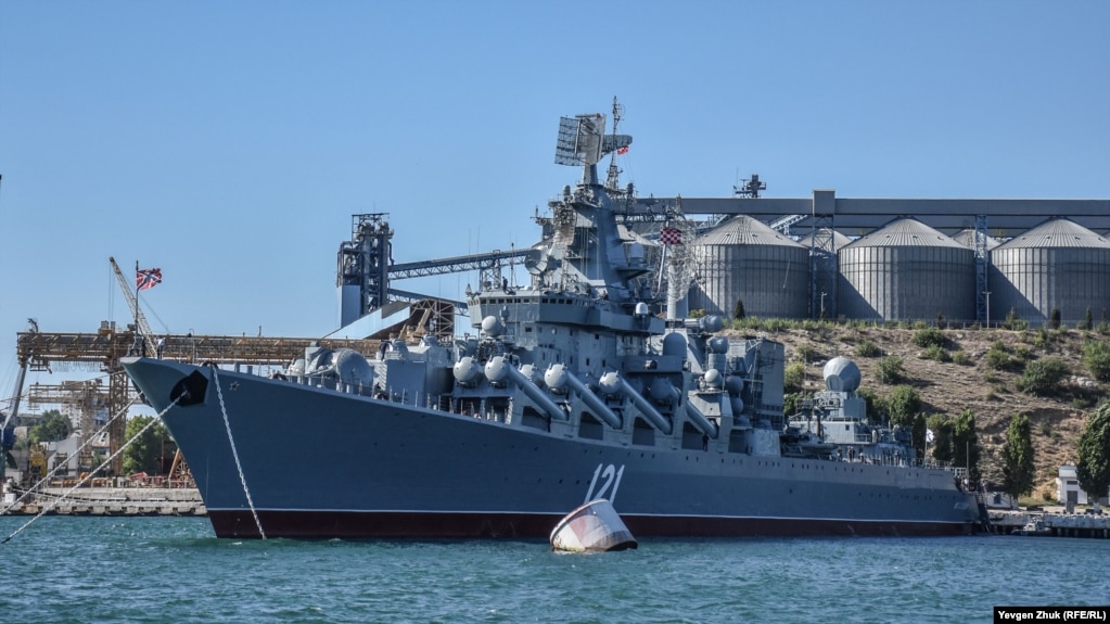 Флагман Чорноморського флоту РФ, гвардійський ракетний крейсер «Москва» біля причалу у Севастопольській бухті, архівне фото
