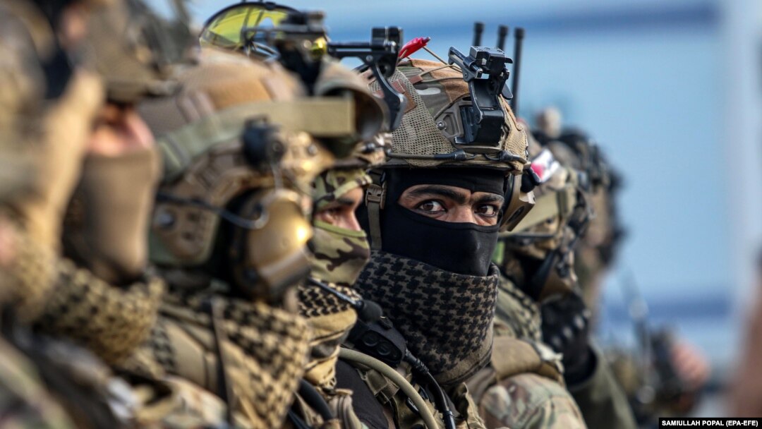 Luftëtarët talibanë qëndrojnë roje gjatë një ceremonie në Kabul në shkurt.