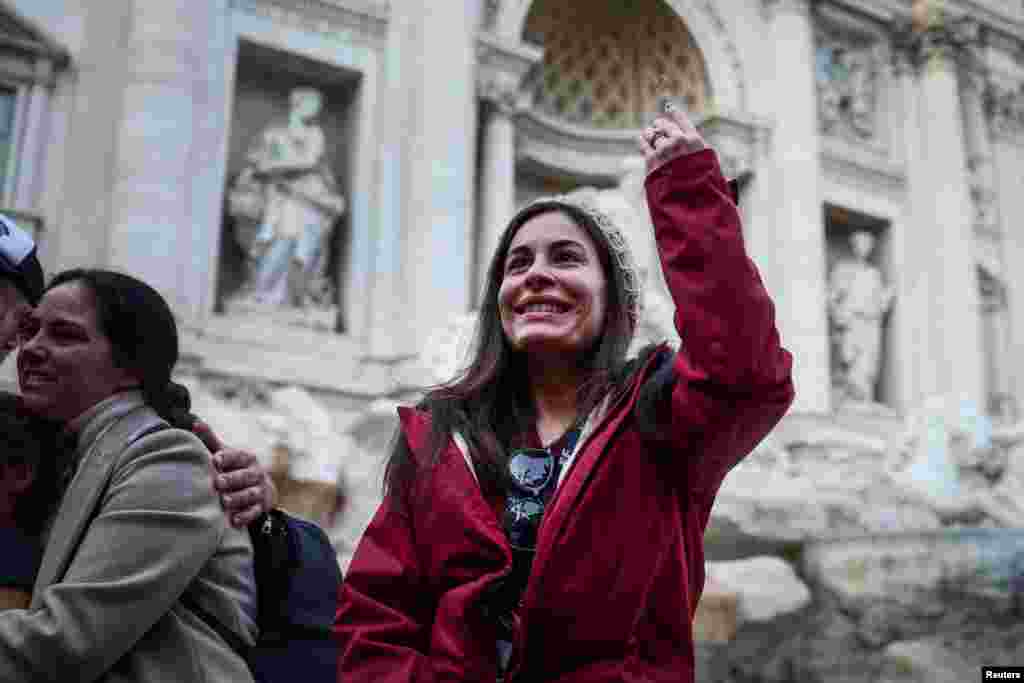 Yula Cole, nga Brazili, hedh një monedhë në Shatërvanin Trevi në Romë, Itali, 16 shkurt 2024. &ldquo;Doja të bëja një urim që është i dashur për zemrën time&rdquo;, tha Yula Cole nga Brazili pasi hodhi një monedhë. &ldquo;Por, e di gjithashtu se kjo monedhë nuk do të qëndrojë thjesht vetëm aty, por do t&rsquo;i ndihmojë njerëzit në nevojë. Bëra një dëshirë, por shpresoj se këto para do të ndihmojnë edhe dëshirat e njerëzve të tjerë&rdquo;. &nbsp;