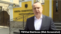 Vicepreședintele socialist al parlamentului, Vlad Batrîncea, a dus la Curtea Constituțională contestația împotriva votului prin corespondență.