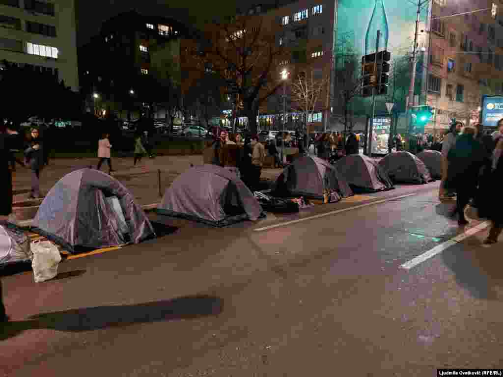 U Ulici kneza Miloša, jednoj od centralnih ulica u Beogradu, učesnici blokade su postavili šatore&nbsp; spremajući se da u njima budu tokom noći.