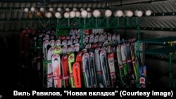 Часть снаряжения уже на складе, но несколько десятков пар горных лыж и сноубордов ещё остались в прокате