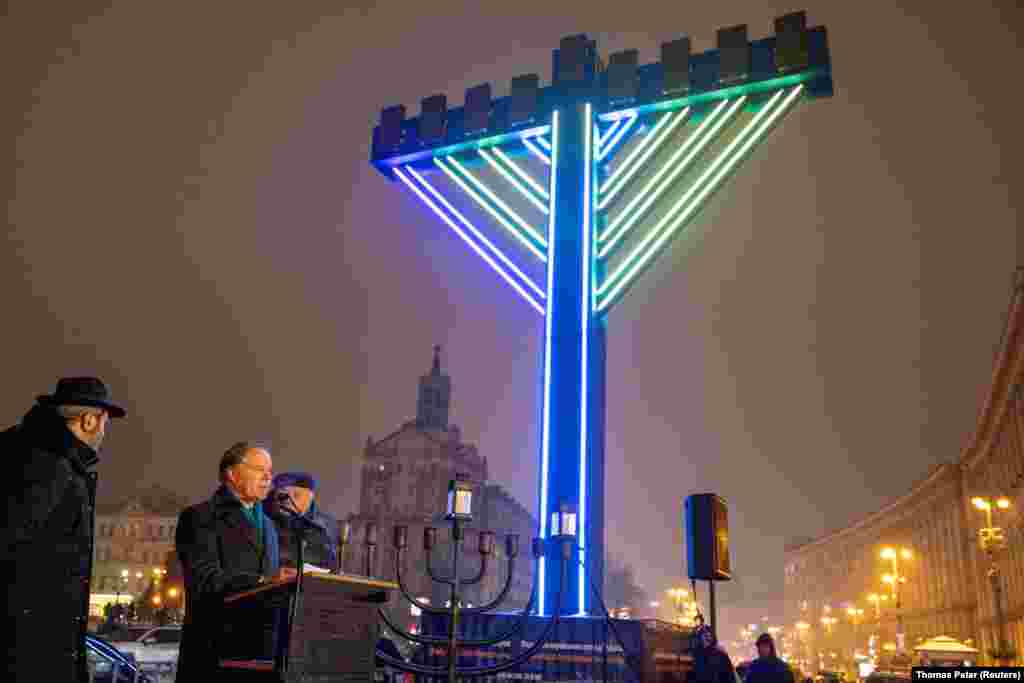 Посол Великої Британії в Україні Мартін Гарріс виступає під час церемонії святкування&nbsp; Хануки на майдані Незалежності