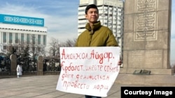 Былтыр Қазақстан соты Qaznews24 сатиралық паблигінің авторы Темірлан Еңсебектің бас бостандығын бес жылға шектеп, оған жаза мерзімінде қоғамдық-саяси қызметпен айналысуға тыйым салған. Оның ісі Amnesty International ұйымының биылғы есебіне кірген.