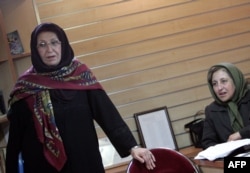 شهلا لاهیجی و شیرین عبادی در یک کنفرانس مطبوعاتی در اعتراض به سانسور، تهران، ۲۹ بهمن ۱۳۸۵