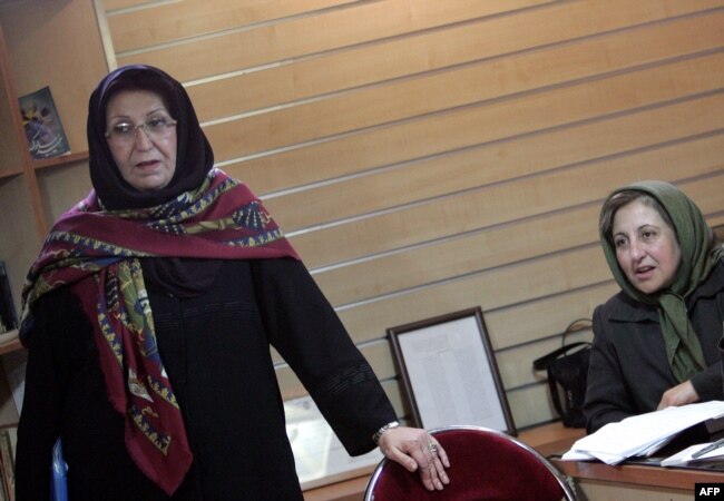 شهلا لاهیجی و شیرین عبادی در یک کنفرانس مطبوعاتی در اعتراض به سانسور، تهران، ۲۹ بهمن ۱۳۸۵
