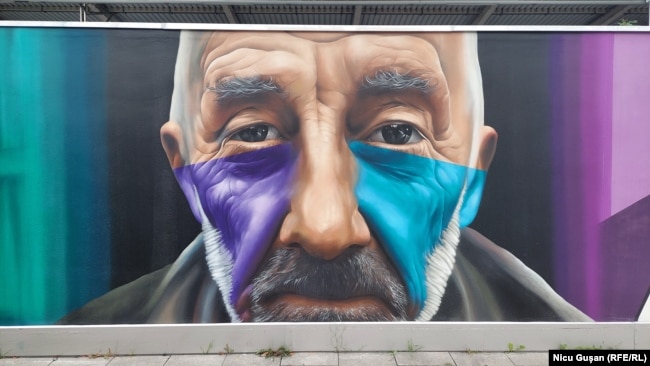 Un murale in memoria delle vittime della violenza razzista è apparso in piazza Eugeniu Botnari a Berlino