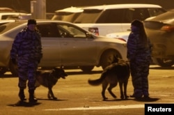 Поліція з собаками біля «Крокус Сіті Хол» після нападу. Красногорськ, Підмосков'я. Росія. Під ранок 23 березня 2023 року