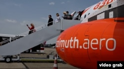 Самолет авиакомпании "Азимут", вылетевший из Москвы, приземлился в аэропорту Тбилиси, 19 мая 2023 года