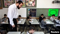 Učitelj hoda učionicom u ultraortodoksnoj jevrejskoj školi za dečake Maoz Hatora u Bnei Braku, blizu Tel Aviva, 20. decembra 2011.