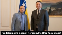 Član Predsjedništva Bosne i Hercegovine Denis Bećirović(desno) sa specijalnim izaslanikom Vlade SR Njemačke za Zapadni Balkan Manuelom Sarrazinom, Sarajevo 6. septembar 2023.