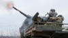 Militari ruși trag cu un tun automat antiaerian ZU-23 montat pe un camion Ural, pe 3 ianuarie 2024.