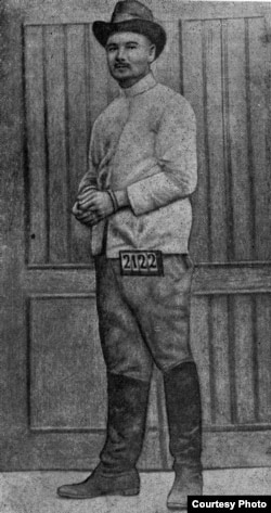 Григорий Котовский в ручных кандалах. 1906. Тюремное фото