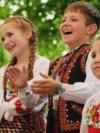 Маленькі українці у вишиванках аплодують гурту, який виступає на Vyshyvanka Fest. Район Голешовіце, Прага, Чехія.&nbsp;19 травня 2024 року