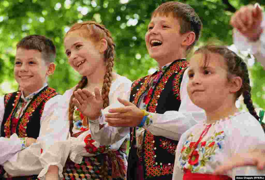 Fëmijët ukrainas duartrokasin për një grup që po luante gjatë festimeve të Ditës Vyshyvanka në kryeqytetin çek, Pragë.