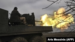 Украинские военные ведут огонь из зенитной установки С60 по российским позициям под Бахмутом. 20 марта 2023 года