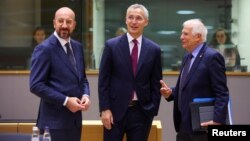 Președintele CE, Charles Michel (de la stânga la dreapta), secretarul general NATO, Jens Stoltenberg, și Înaltul Reprezentant UE pentru afaceri externe, Josep Borrell, la summitul liderilor UE, Bruxelles, 29 iunie.