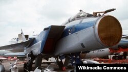 MiG–31 a párizsi légi szalonon 1991-ben. A leszerelt orr-rész alatt a Zaszlon radar antennája, az orr túloldalán pedig a légi utántöltő berendezés látható. A gép alatt R–33 rakéták, jobbra két kis hatótávolságú R–60, távolabb, a szárny alatt R–40