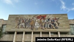 Mozaiku "Shqipëria" i vendosur në fasadën e Muzeut Kombëtar të Shqipërisë. Tiranë, maj 2023.