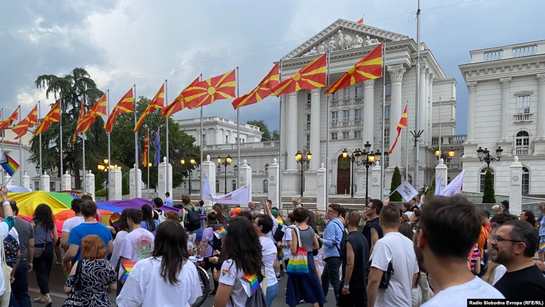 Учесниците на Парадата минуваат покрај зградата на Владата