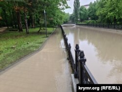 Затопленная набережная Салгира в районе Гагаринского парка Симферополя. Крым, 31 мая 2023 года