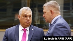 Прем’єр-міністр Словаччини Роберт Фіцо (праворуч) розмовляє з прем’єр-міністром Угорщини Віктором Орбаном. Брюссель, 26 жовтня 2023 року