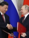 Президент Росії Володимир Путін та президент Китаю Сі Цзіньпін тиснуть руки після переговорів у Кремлі в Москві, Росія, 21 березня 2023 року