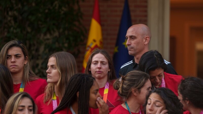 Испания: футболчу айым Эрмосону өпкөн Луис Рубиалес отставкага кетти 
