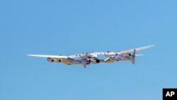 Virgin Galactic nosač Eve sa letjelicom pred lansiranje. Raketni brod Virgin Galactic lansira se iz aviona, a ne sa zemlje, i zahtijevaju dva pilota u kokpitu.