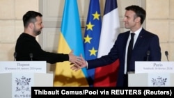 Президент України Володимир Зеленський і президент Франції Емманюель Макрон (праворуч). Париж, 16 лютого 2024 року 