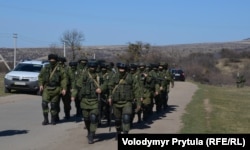Підрозділ озброєних людей в камуфляжі (як стало відомо згодом - російських військовослужбовців)рухається до заблокованої української військової частини у Перевальному, Крим, 03 березня 2014 року