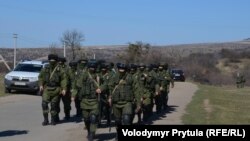 Подразделение российских военнослужащих движется к заблокированной украинской воинской части в Перевальном. Крым, 3 марта 2014 года
