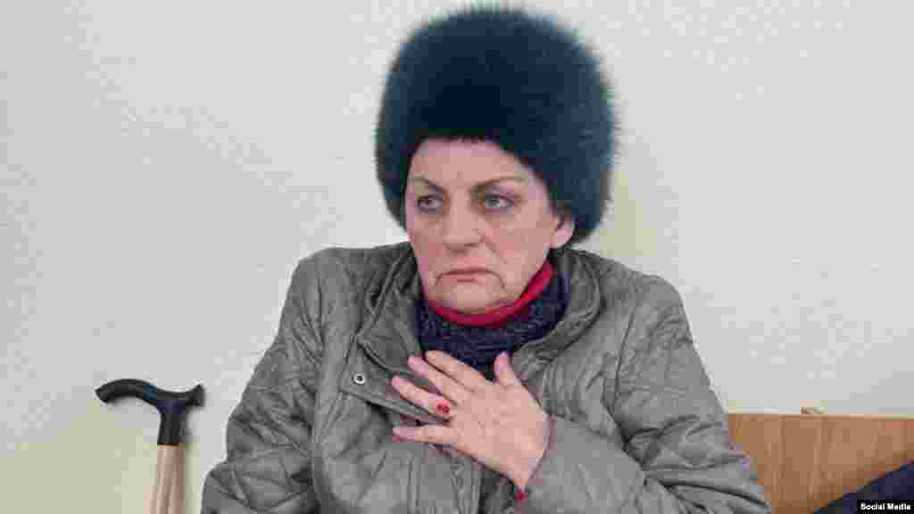 Jevgenyija A Rosztovi terület egyik bányászvárosában élő, hetvenkét éves nőt öt és fél év börtönre ítélték, mert a közösségi médiában &bdquo;hamis&rdquo; információt terjesztett az orosz hadseregről. Az egyik, sértőnek minősített bejegyzésében a Mariupol elfoglalása során meghalt civilekre hívta fel a figyelmet.&nbsp;A nyugdíjas életét bebörtönzése előtt is tragédia övezte. Majboroda 1997-ben autóbalesetben vesztette el fiát, férje pedig 2011-ben halt meg betegségben. Az unokatestvére, aki a határ túloldalán, Ukrajnában él, megsebesült egy orosz légicsapásban