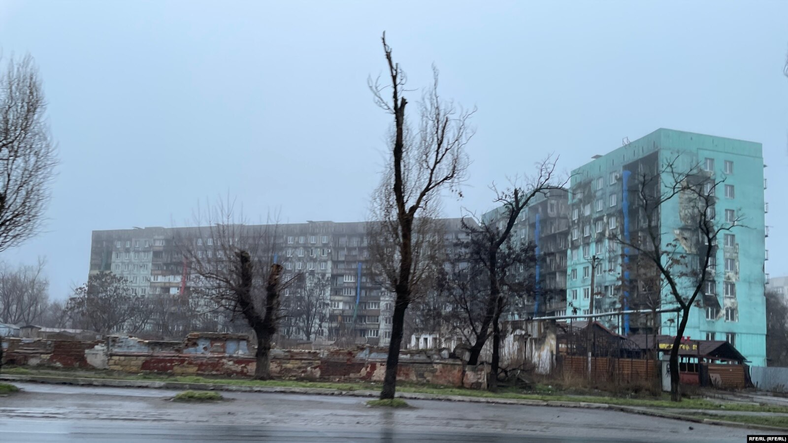 Стирают любые напоминания об Украине. Жизнь в оккупированном Мариуполе.  Читайте на UKR.NET