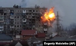 Російська армія прицільно обстрілює житлові будинки Маріуполя. 11 березня 2022 року