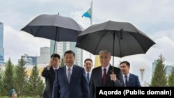 Gazagystanyň prezidenti Kasym-Žomart Tokaýew (sagda) resmi sapar bilen Astana gelen Hytaýyň prezidenti Si Jinping bilen Astanada, 2024-nji 3-nji iýuly.