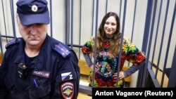 ساشا اسکوچیلنکو، هنرمند روس، به‌دلیل پنج قطعه یادداشت در مخالفت با جنگ به هفت سال زندان محکوم و قاضی این پرونده پس از صدور این حکم به سمتی بالاتر منصوب شد