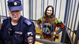 ساشا اسکوچیلنکو، هنرمند روس، به‌دلیل پنج قطعه یادداشت در مخالفت با جنگ به هفت سال زندان محکوم و قاضی این پرونده پس از صدور این حکم به سمتی بالاتر منصوب شد