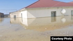 Затопленный дом в городе Кульсары Атырауской области. 5 апреля 2024 года. Фото прислал житель Кульсары